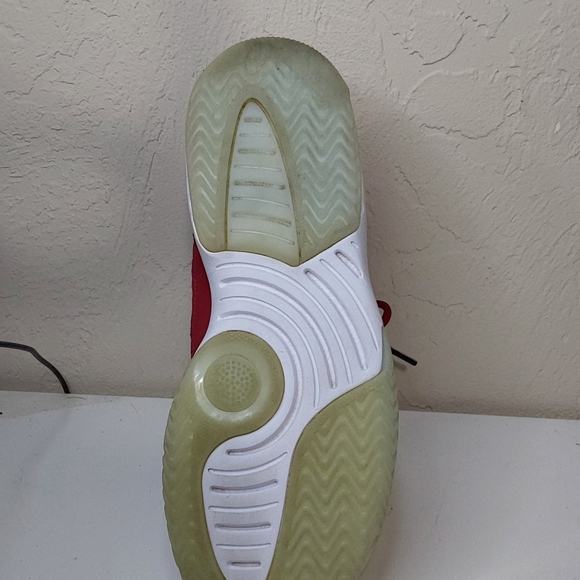 Jordan Aura Size 4Y - Picture 10 of 12